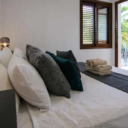 Phaedrus Living: Seaside Flat Constantinos 113