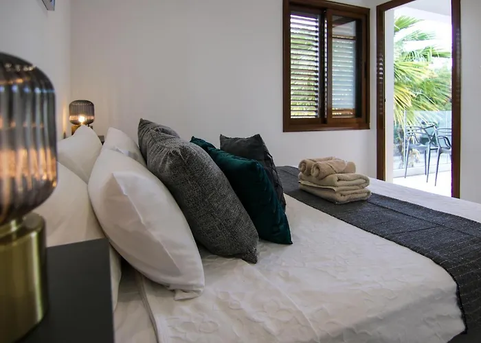 Phaedrus Living: Seaside Flat Constantinos 113