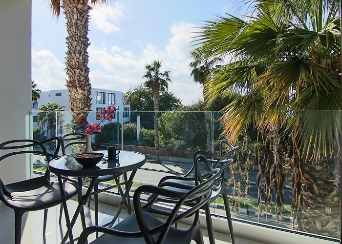 Phaedrus Living: Seaside Flat Constantinos 113 パ フォス