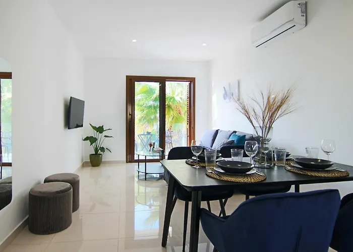 Phaedrus Living: Seaside Flat Constantinos 113